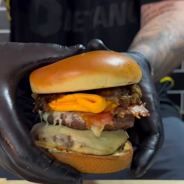 Hambúrguer artesanal na brasa da Brasa Burguer